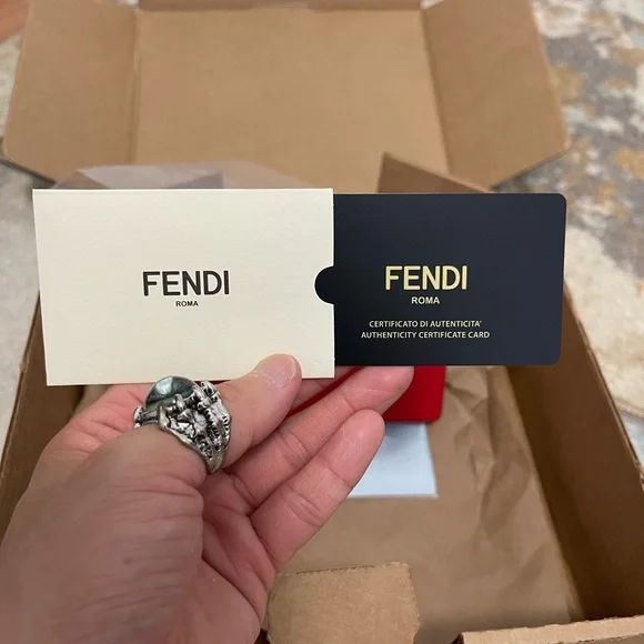 NIB Women’s One Size (51mm) Fendi Cat Eye Frame Sunglasses 100% UV Protection - Picture 13 of 15